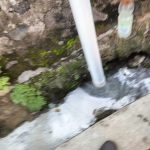 Warga Pekon Soponyono Tanggamus menunjukkan saluran drainase yang diduga dialiri limbah cair dari SPPG MBG dan menimbulkan bau menyengat di lingkungan permukiman.