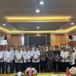 Petugas sekolah memberikan pendampingan kepada orang tua dan calon siswa saat proses pendaftaran SPMB 2026 di Kabupaten Tanggamus, termasuk bagi warga dari wilayah blank spot yang mengalami keterbatasan akses internet.