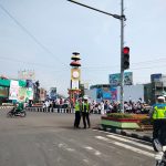 Ratusan peserta aksi SPPG memadati kawasan Tugu Adipura Bandar Lampung saat demonstrasi berlangsung dengan pengamanan ketat aparat kepolisian.