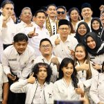 Presiden ke-7 RI Joko Widodo bersama kader PSI saat agenda Jokowi Menyapa Indonesia di Bandar Lampung yang dirangkai dengan pelantikan 1.690 pengurus PSI.