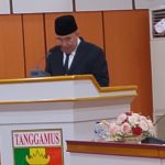 Bupati Tanggamus Moh Saleh Asnawi saat melantik 13 pejabat strategis di lingkungan Pemerintah Kabupaten Tanggamus dan menegaskan pentingnya integritas serta profesionalisme dalam menjalankan amanah jabatan.
