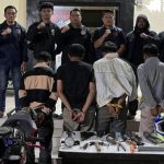 Empat anggota komplotan spesialis pembobol rumah dan toko saat diamankan Polres Tanggamus dalam pengungkapan kasus pencurian yang diduga terjadi di puluhan lokasi.