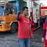 Sopir truk memprotes pelayanan SPBU di Parepare setelah mengaku gagal mendapatkan solar subsidi hingga berujung dugaan pemukulan.
