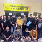 Polisi Polda Lampung mengamankan enam terduga debt collector atau mata elang yang diduga melakukan perampasan Mitsubishi Pajero Sport di Bandar Lampung.
