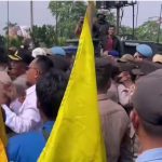 Mahasiswa PMII berhadapan dengan aparat kepolisian dan Satpol PP saat aksi demonstrasi di depan Gedung DPRD Provinsi Lampung yang berlangsung memanas.