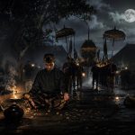 Suasana hening Malam 1 Suro dengan siluet keraton, lampu redup, dan masyarakat melakukan tirakat dalam suasana sakral.