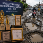 Wali Kota Bandar Lampung Eva Dwiana dengan deretan penghargaan nasional di tengah sorotan masyarakat terkait jalan rusak, drainase, dan banjir di Bandar Lampung.
