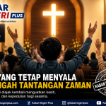 Umat Kristiani mengikuti ibadah di gereja dengan mengangkat tangan dalam doa dan pujian di bawah simbol salib yang bercahaya sebagai lambang iman dan pengharapan.