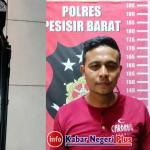 Petugas kepolisian melakukan penyelidikan kasus penembakan menggunakan senapan angin yang terjadi akibat konflik antarwarga di Pekon Kota Karang, Pesisir Barat, Lampung.