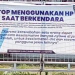 bertuliskan "Stop Menggunakan HP Saat Berkendara" sebagai kampanye keselamatan berlalu lintas di Bandar Lampung.