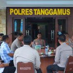 Kapolres Tanggamus AKBP Rahmad Sujatmiko memberikan arahan kepada pejabat utama, Kapolsek, dan personel Polres Tanggamus terkait kesiapsiagaan bencana, pendataan inventaris, serta peningkatan kemampuan personel dalam mengoperasikan peralatan penyelamatan.
