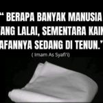 Ilustrasi kain kafan dengan kutipan Imam Asy-Syafi'i tentang pentingnya mengingat kematian dan tidak lalai terhadap kehidupan akhirat.