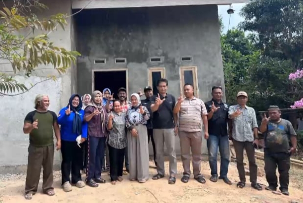 Ketua DPRD Lamsel dan PAC Gerindra Natar Kawal Program Bedah Rumah RTLH di Desa Banjar Negeri
