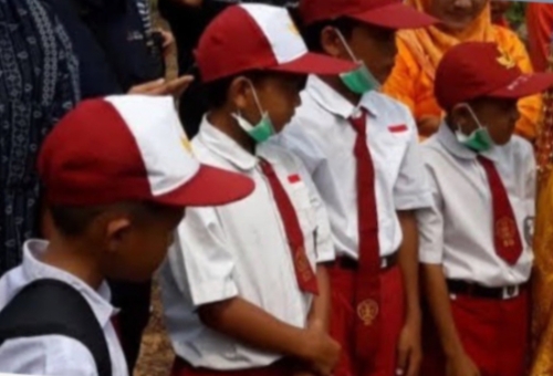 KBM siswa Lampung di tengah dampak abu vulkanik Gunung Anak Krakatau