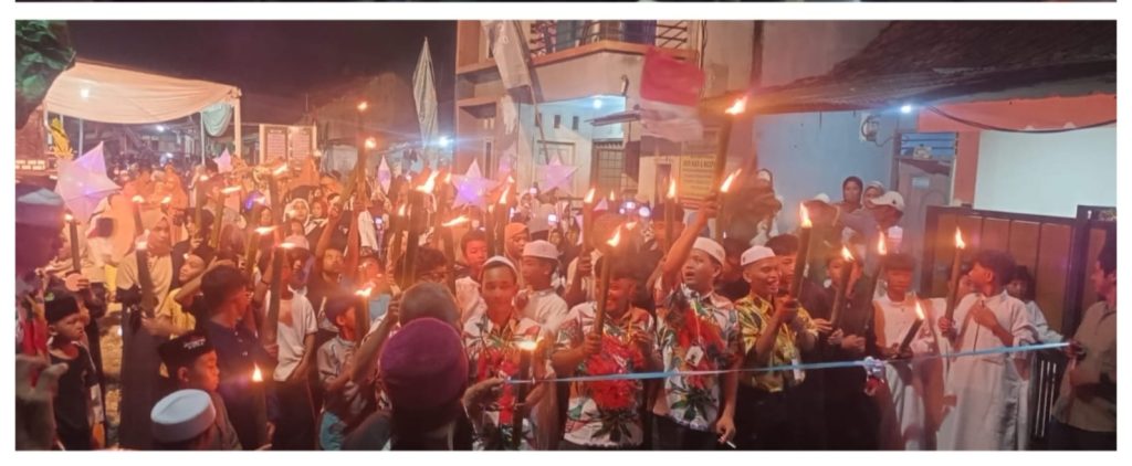 Ratusan warga mengikuti pawai obor Maulid Nabi Muhammad SAW di Teluk Betung Selatan Bandar Lampung
