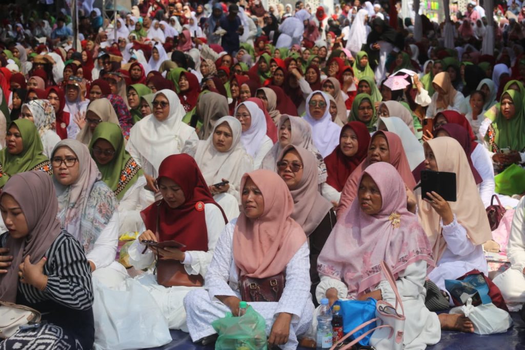 Ustaz Das’ad Latif menyampaikan tausiyah dalam Pengajian Akbar HUT ke-35 Kabupaten Lampung Barat di Masjid Bintang Emas.