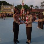 Penyerahan piala juara umum OGPP X SMAN 1 Liwa kepada peserta Pramuka Lampung Barat