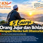 Ilustrasi seseorang merenung di bawah cahaya matahari terbit sebagai simbol kekuatan orang jujur dan ikhlas