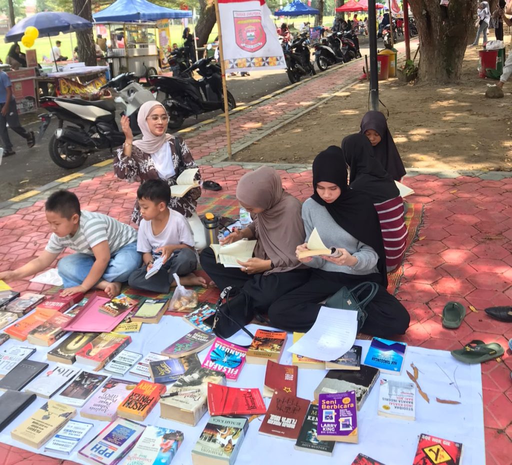 Lapak Baca Lambar di Kompleks Pemda Lampung Barat menyediakan buku bacaan gratis bagi masyarakat.