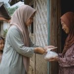 Ilustrasi sedekah di media sosial dan pentingnya menjaga martabat penerima bantuan.