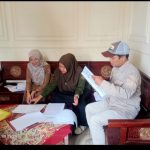 Pendamping Desa berdiskusi dengan aparatur desa mengenai perencanaan pembangunan dan pengelolaan administrasi desa.