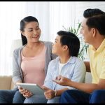 Orang tua mendampingi remaja untuk membangun akhlak dan mencegah kenakalan remaja di era digital.