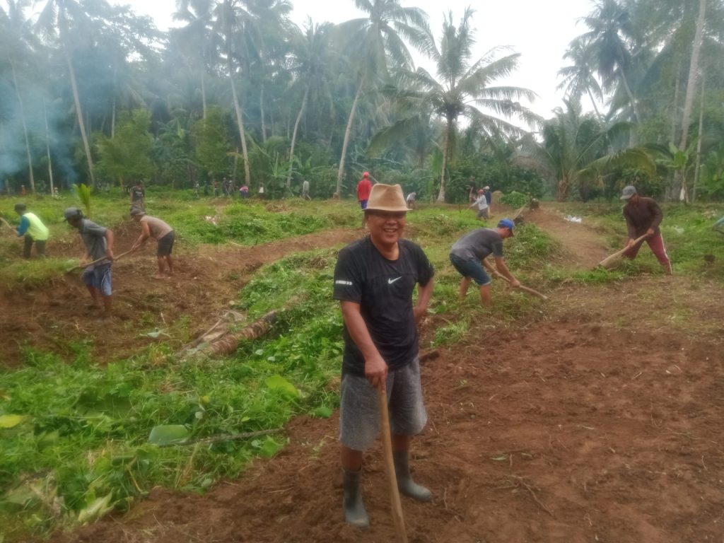 Kerja bakti masyarakat membersihkan lokasi makam di Pekon Soponyono, Tanggamus.