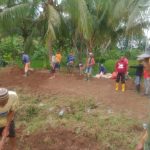 Gotong royong kepala Pekon Soponyono dan warga membersihkan area pemakaman di Kecamatan Wonosobo, Tanggamus.