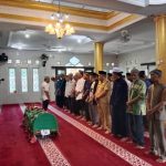 Lurah Pematang Wangi Ansori menghadiri takziah dan ikut menyolatkan jenazah Purnomo, warga RT 16, Bandar Lampung.