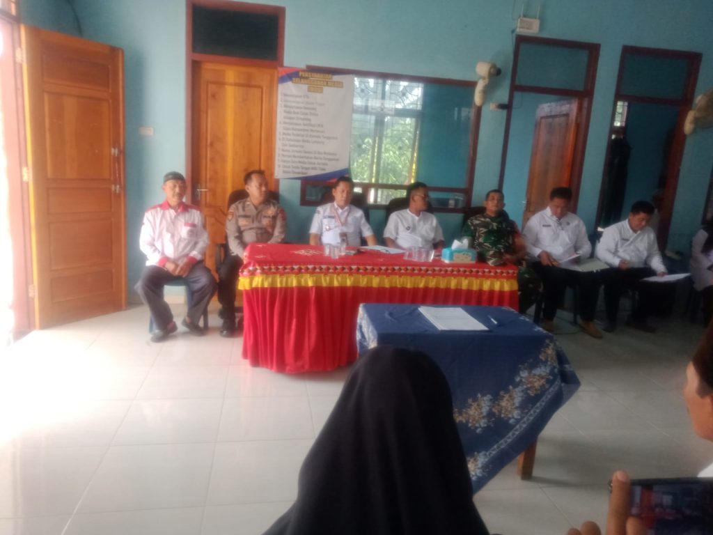 Pelantikan anggota PAW BHP Pekon Soponyono oleh Camat Wonosobo Ali Imron di Kabupaten Tanggamus.