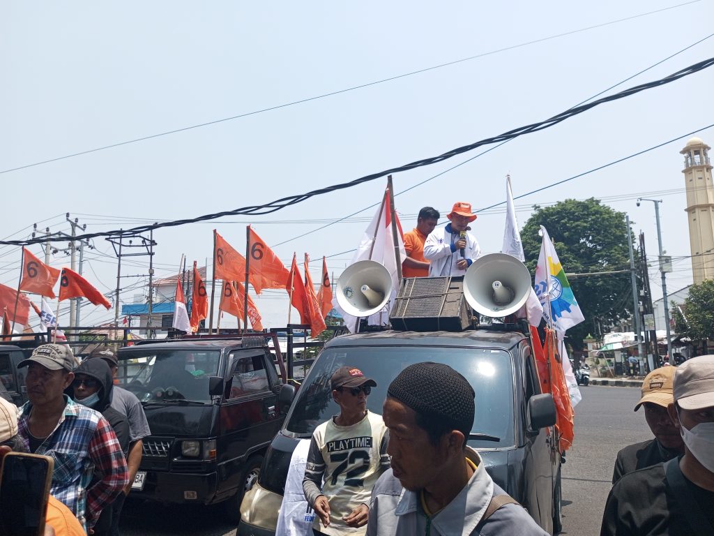 Massa FSPMI Lampung membawa 11 tuntutan dalam aksi buruh di depan DPRD Provinsi Lampung