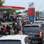 Antrean kendaraan di SPBU saat masyarakat menghadapi kekhawatiran pasokan BBM dan distribusi Pertalite pada Oktober 2026.