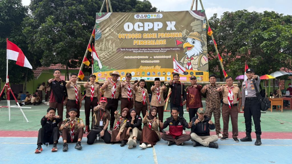 Penyerahan piala juara umum OGPP X SMAN 1 Liwa kepada peserta Pramuka Lampung Barat